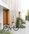 自転車と白い壁の家